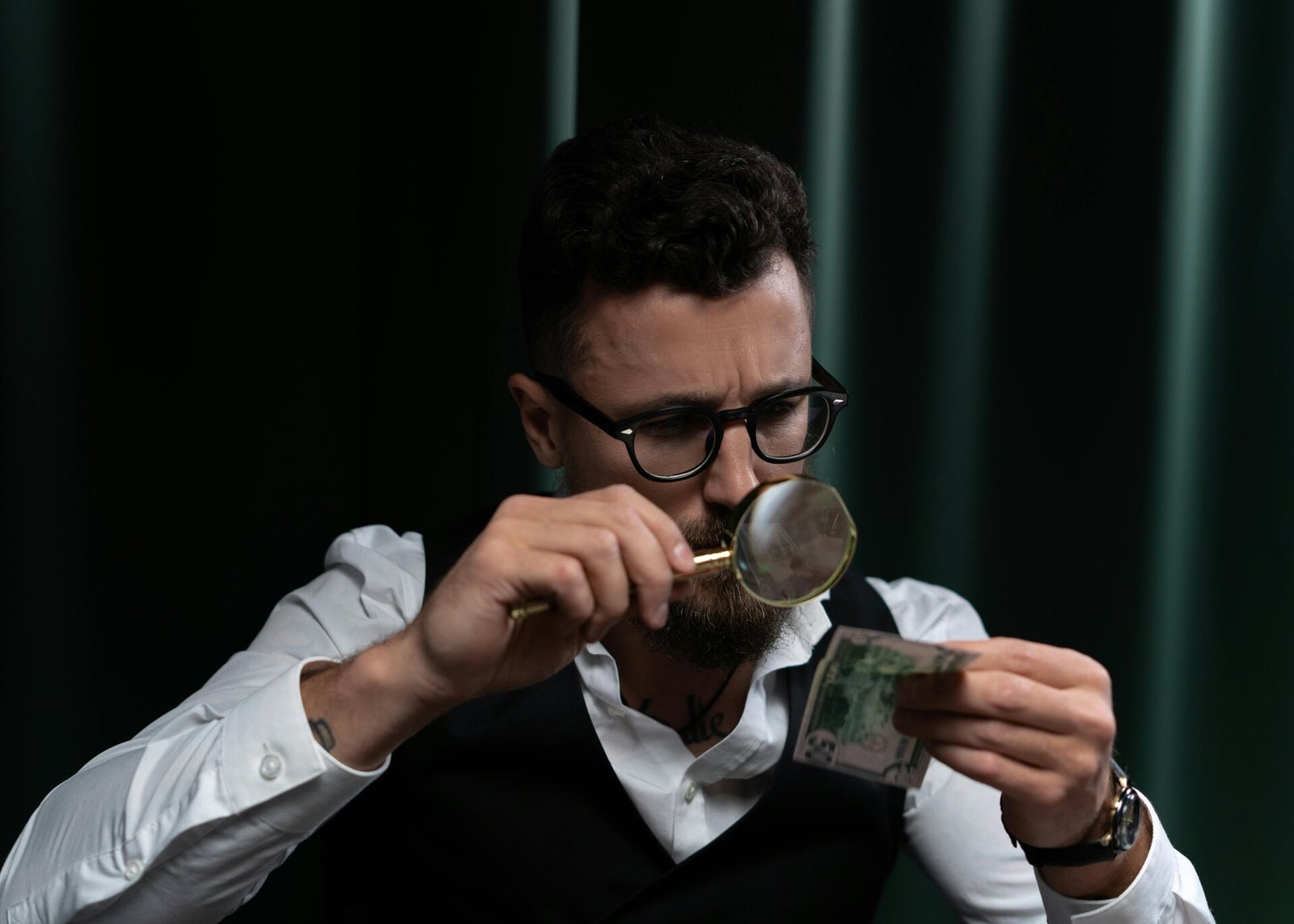 Expert examinant une pièce à la loupe
