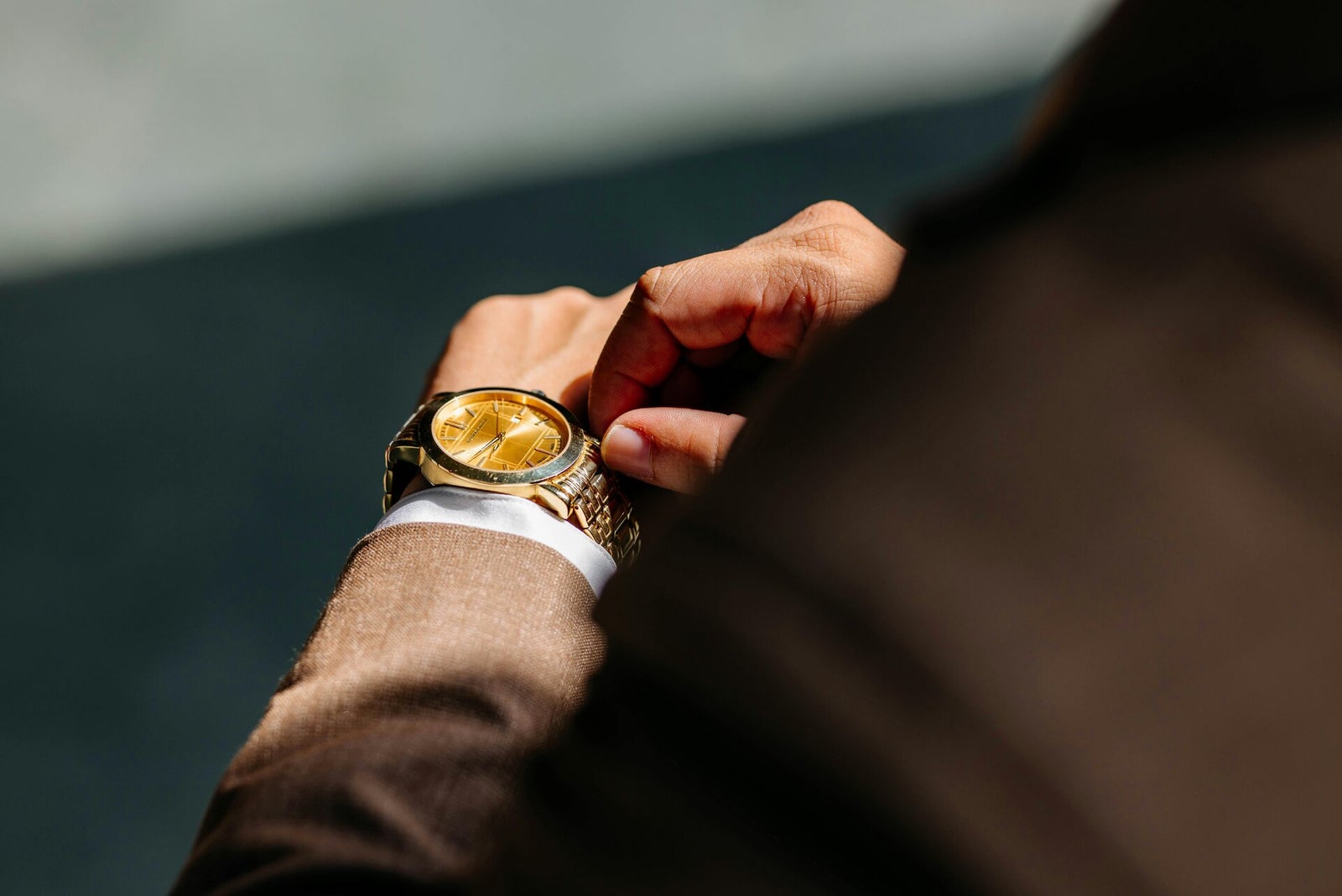 Montre en or ajustée au poignet
